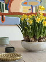 Sandfarvet serveringsskål med brune detaljer