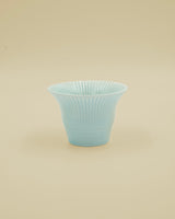 Pastelblå kop med riller