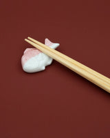 Lyserød fisk spisepindeholder