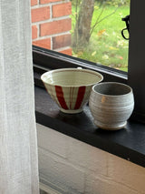 Risskål med røde, håndmalede striber