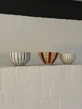 Risskål med røde, håndmalede striber