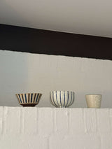 Skål med brede blå striber