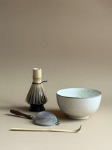 Matchasæt med hvid skål med glasurstænk