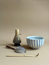 Matchasæt med håndmalet blåstribet skål