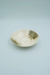 Tallerken i beige med brunlige detaljer
