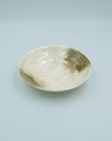 Tallerken i beige med brunlige detaljer