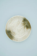 Tallerken i beige med brunlige detaljer