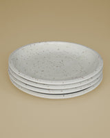 Lys middagstallerken med prikket glasur