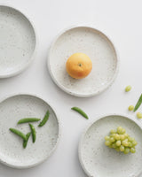 Lys middagstallerken med prikket glasur