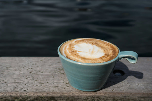 Rund og lækker hojicha latte