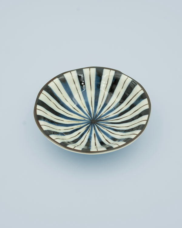 Striped plate with small indentation