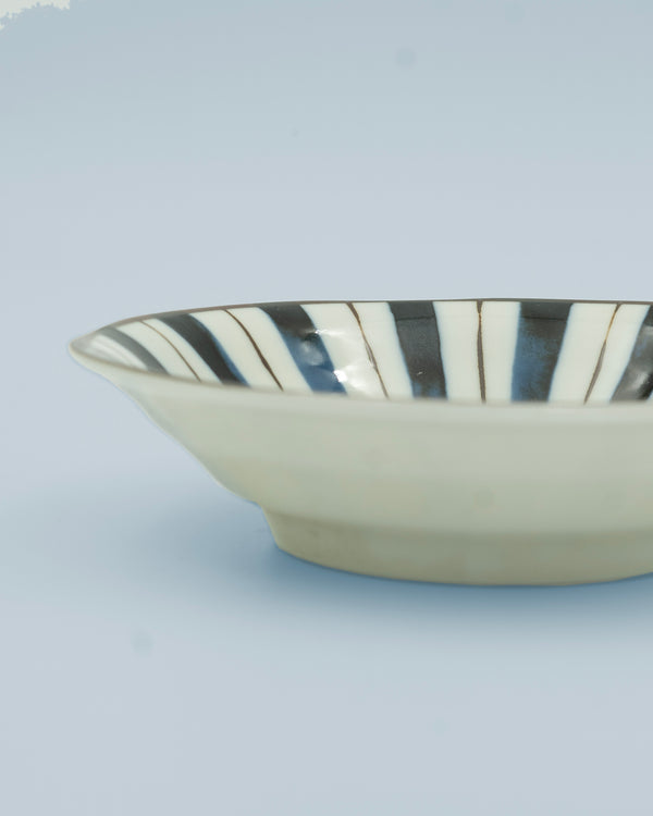 Striped plate with small indentation