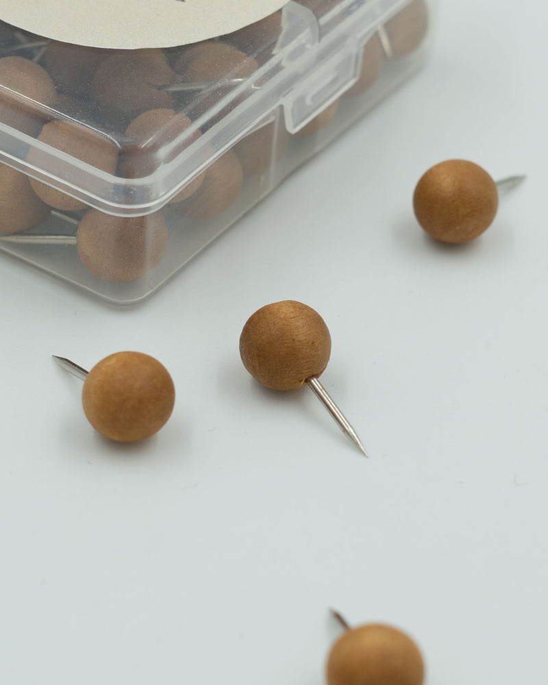 Knappenåle i træ (wooden pins)