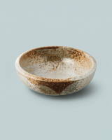 Sandfarvet serveringsskål med brune detaljer