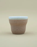 Brun/hvid kop med ru ydreside