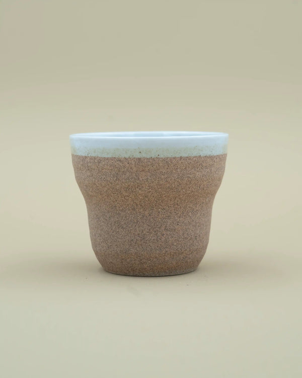 Brun/hvid kop med ru ydreside