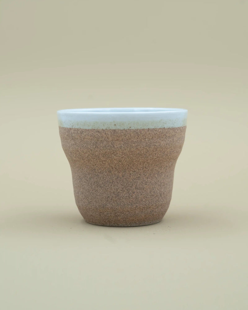 Brun/hvid kop med ru ydreside