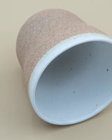 Brun/hvid kop med ru ydreside