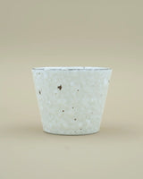 Hvid kop med plettet glasur