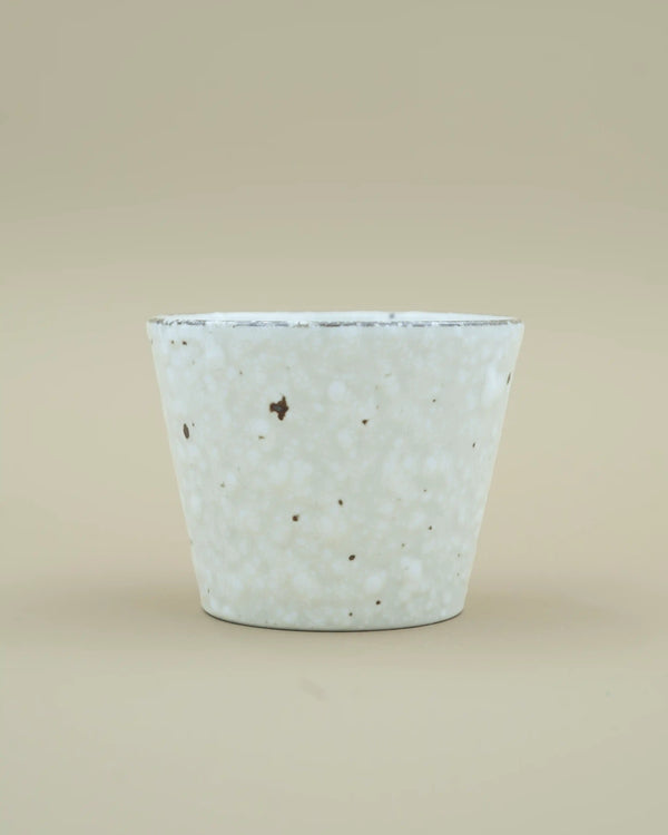 Hvid kop med plettet glasur