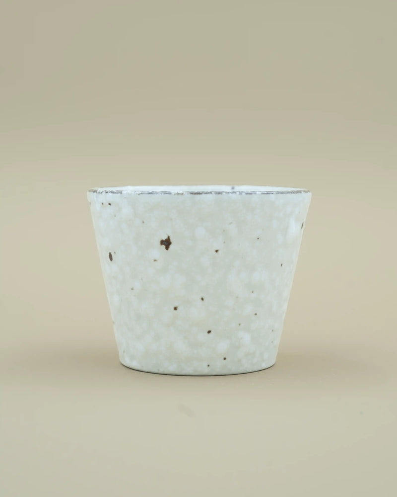 Hvid kop med plettet glasur