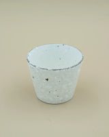 Hvid kop med plettet glasur