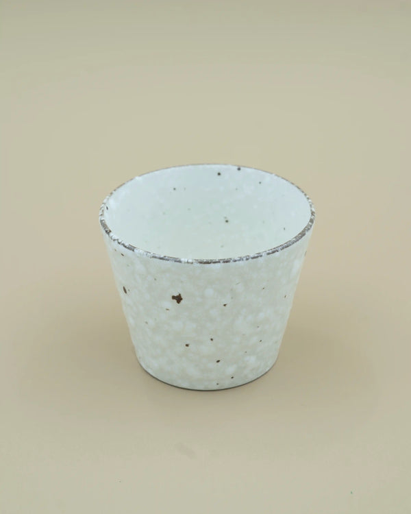 Hvid kop med plettet glasur