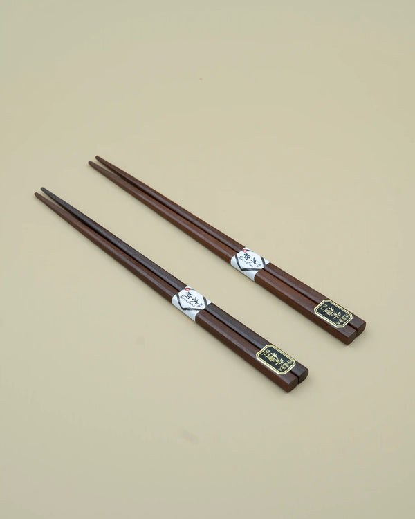 Spisepinde i brunt træ