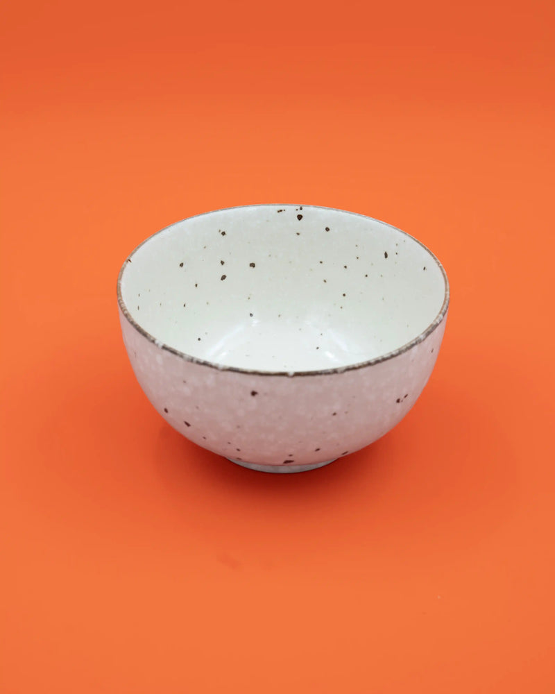 Hvid matchaskål med glasurstænk