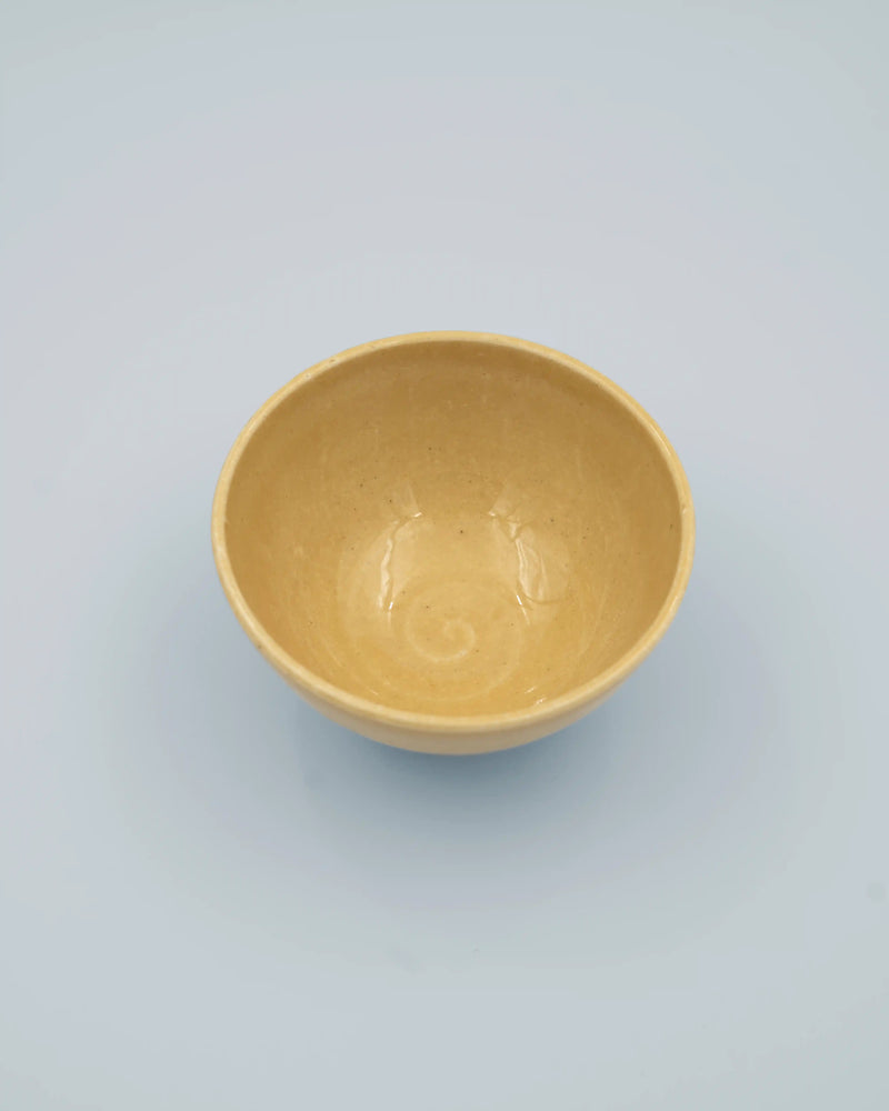 Gul risskål med rustik fod