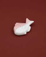 Lyserød fisk spisepindeholder