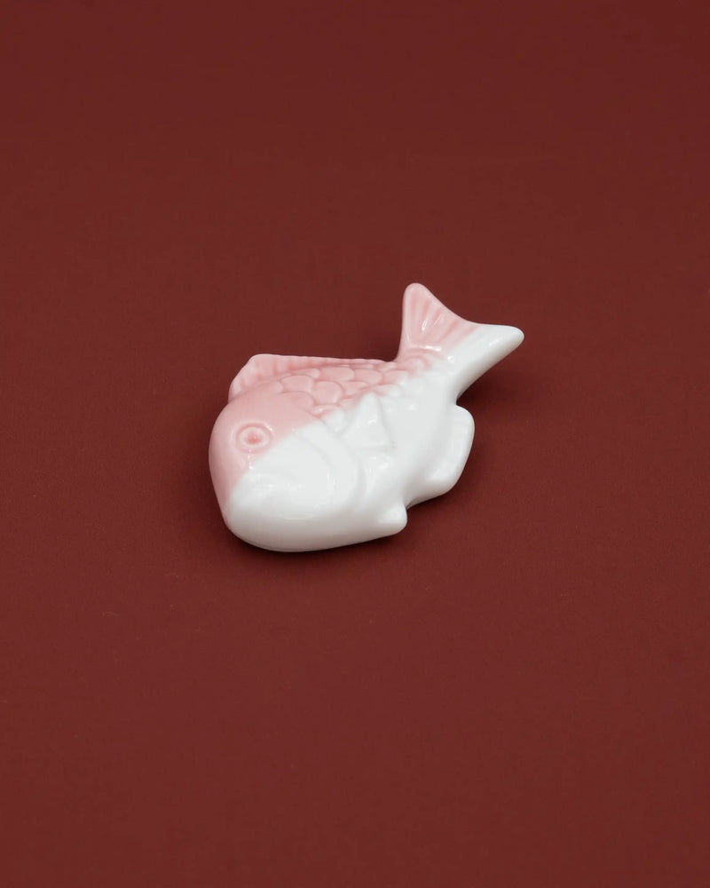 Lyserød fisk spisepindeholder