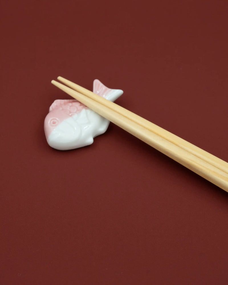 Lyserød fisk spisepindeholder