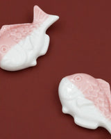 Lyserød fisk spisepindeholder