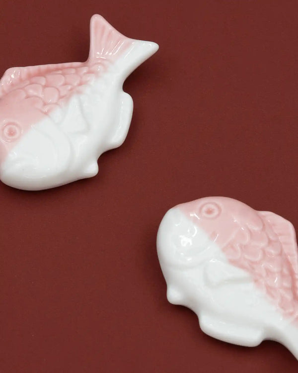 Lyserød fisk spisepindeholder