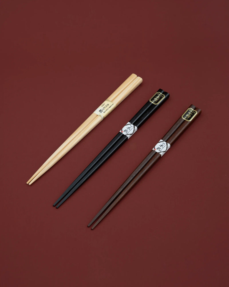 Spisepinde i brunt træ