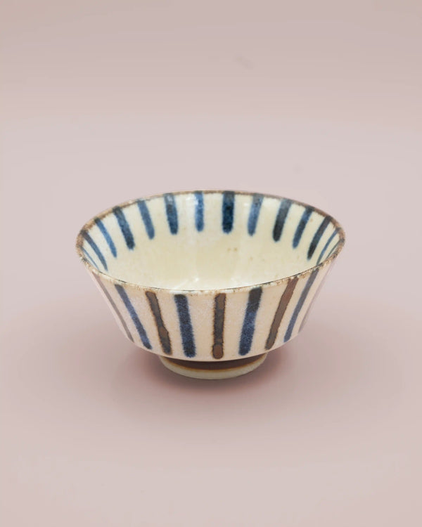 Skål med brede blå striber