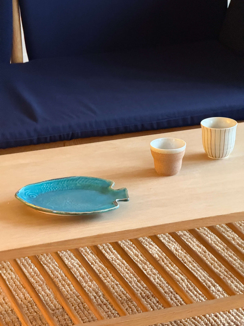 Brun/hvid kop med ru ydreside