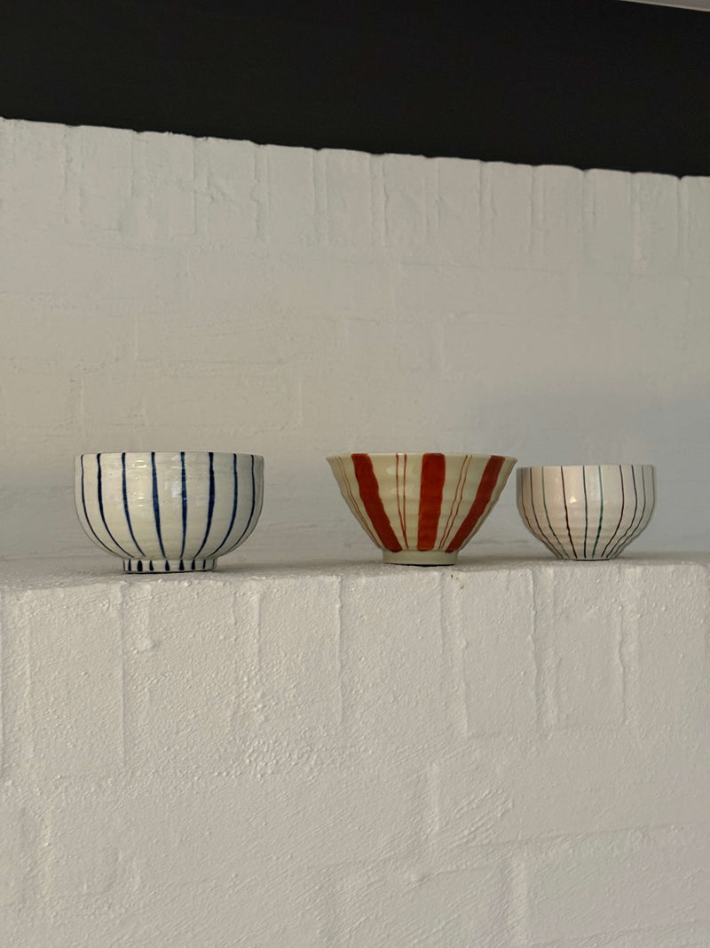 Stor kop med farvede striber