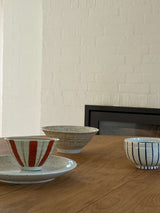 Risskål med røde, håndmalede striber