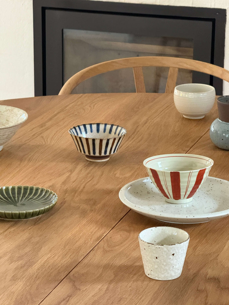 Hvid kop med plettet glasur