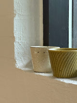 Hvid kop med plettet glasur