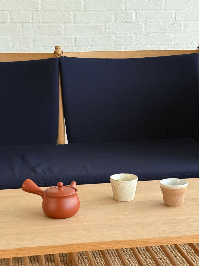 Brun/hvid kop med ru ydreside