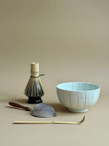 Matchasæt med beige skål med brune striber