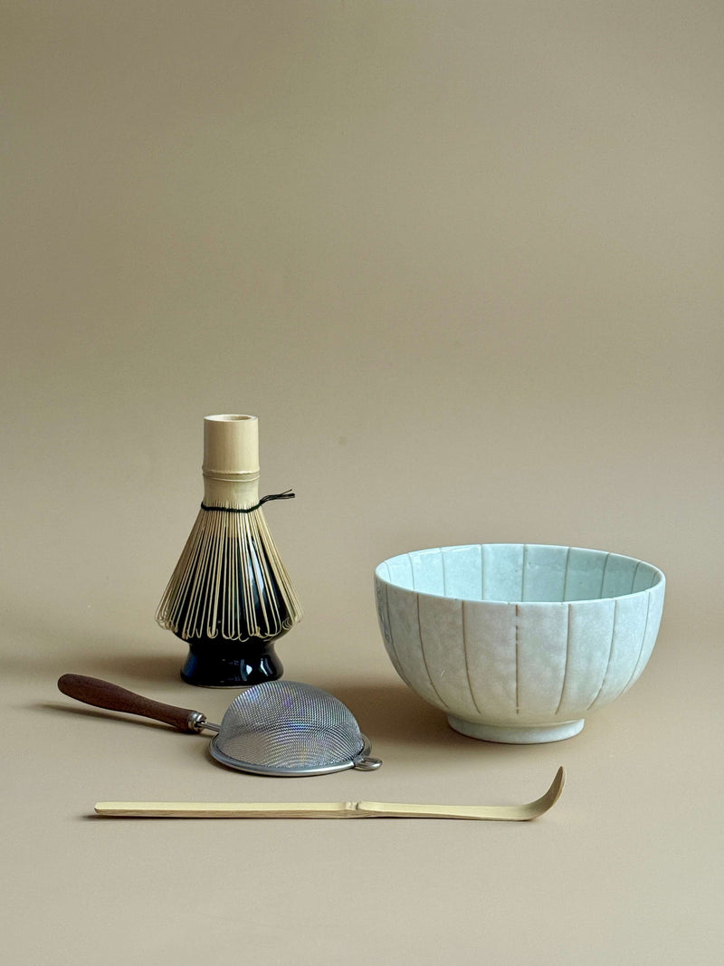 Matchasæt med beige skål med brune striber