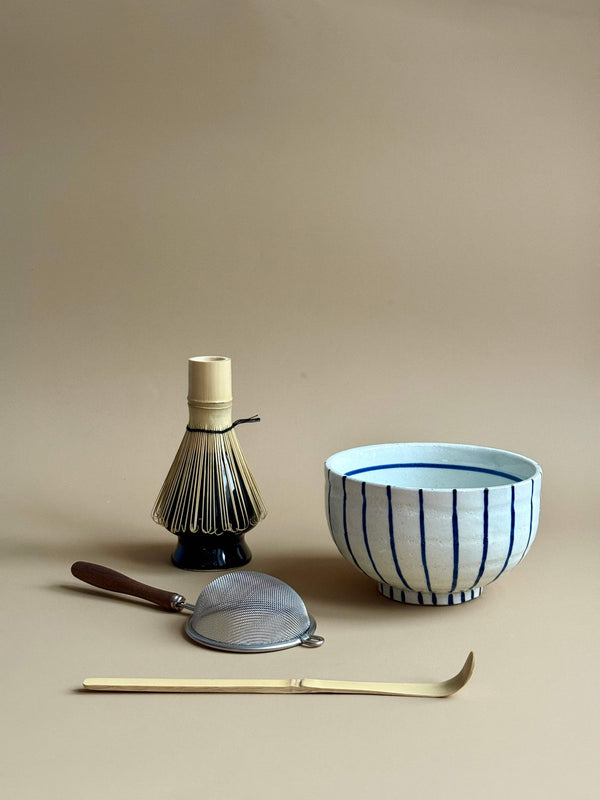 Matchasæt med håndmalet blåstribet skål