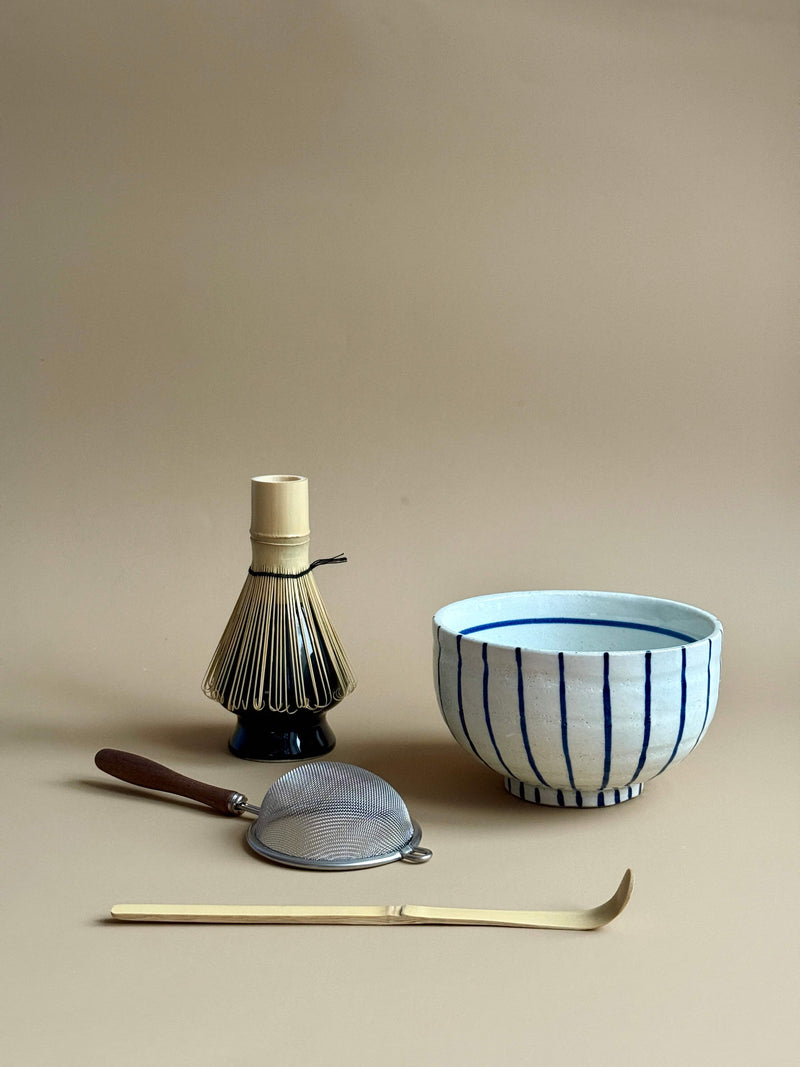 Matchasæt med håndmalet blåstribet skål