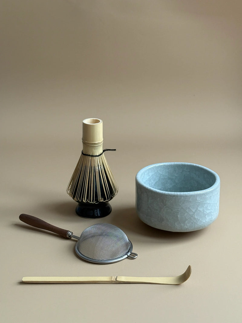 Matchasæt med skål i lysegrå glasur