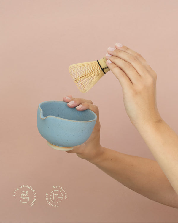 Matcha bowl with pouring spout Julie Damhus x Seramikku