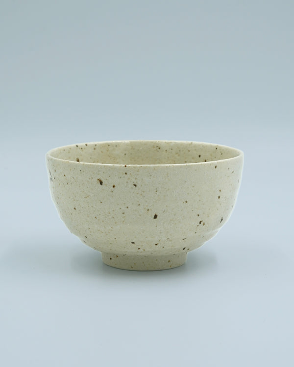 Beige matcha skål med brune nuancer